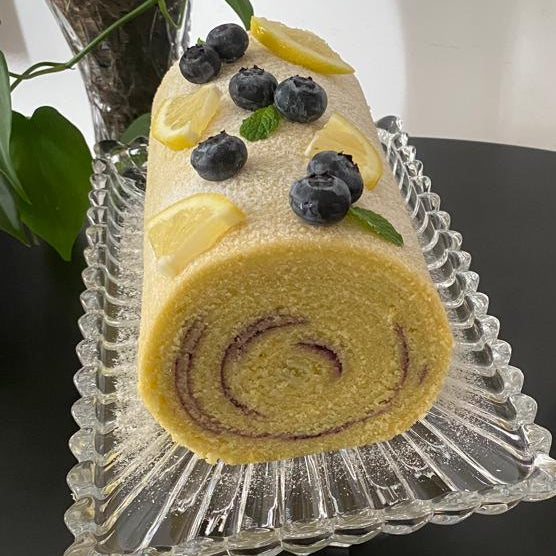 Bolo de rolo de limão siciliano com mirtilo