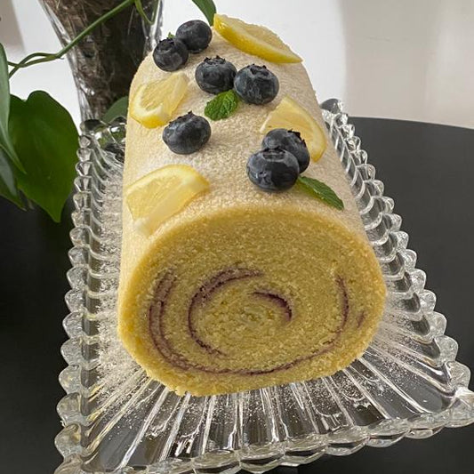 Bolo de rolo de limão siciliano com mirtilo